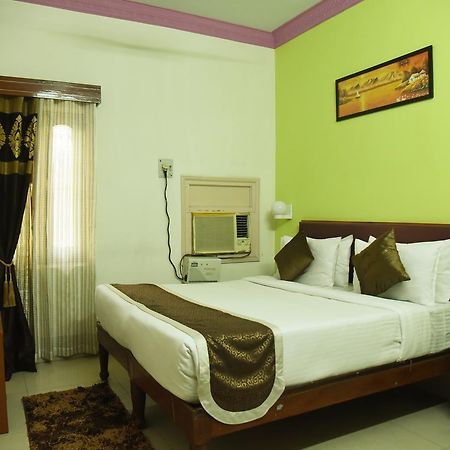 Rnb Select Vijay Delux Hotel Sultanpur  Bagian luar foto