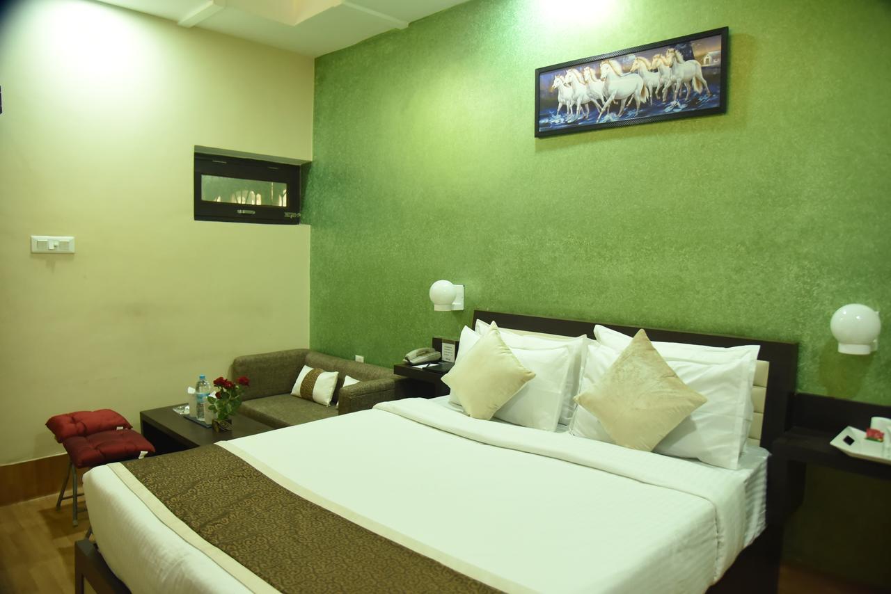 Rnb Select Vijay Delux Hotel Sultanpur  Bagian luar foto