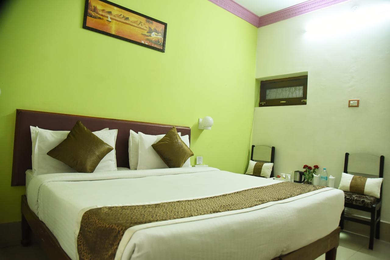 Rnb Select Vijay Delux Hotel Sultanpur  Bagian luar foto