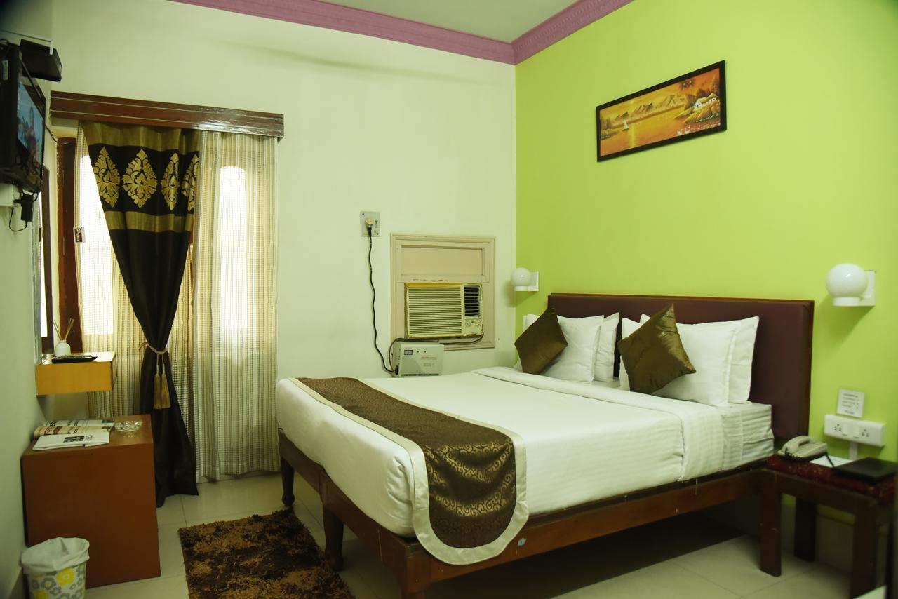 Rnb Select Vijay Delux Hotel Sultanpur  Bagian luar foto
