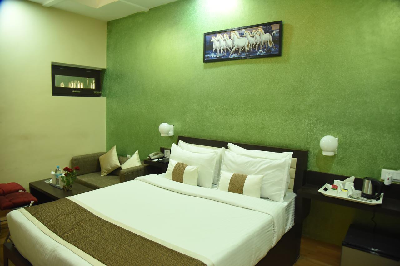 Rnb Select Vijay Delux Hotel Sultanpur  Bagian luar foto