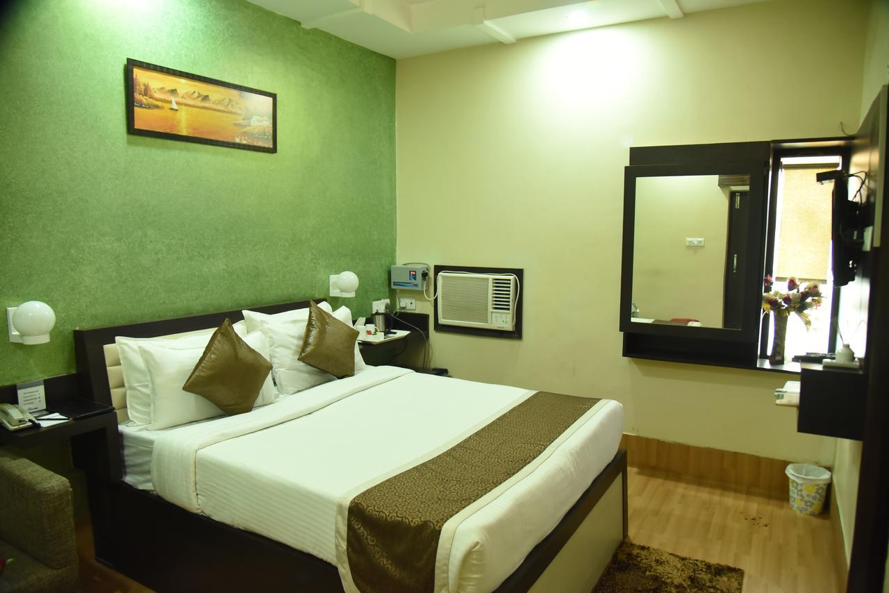 Rnb Select Vijay Delux Hotel Sultanpur  Bagian luar foto