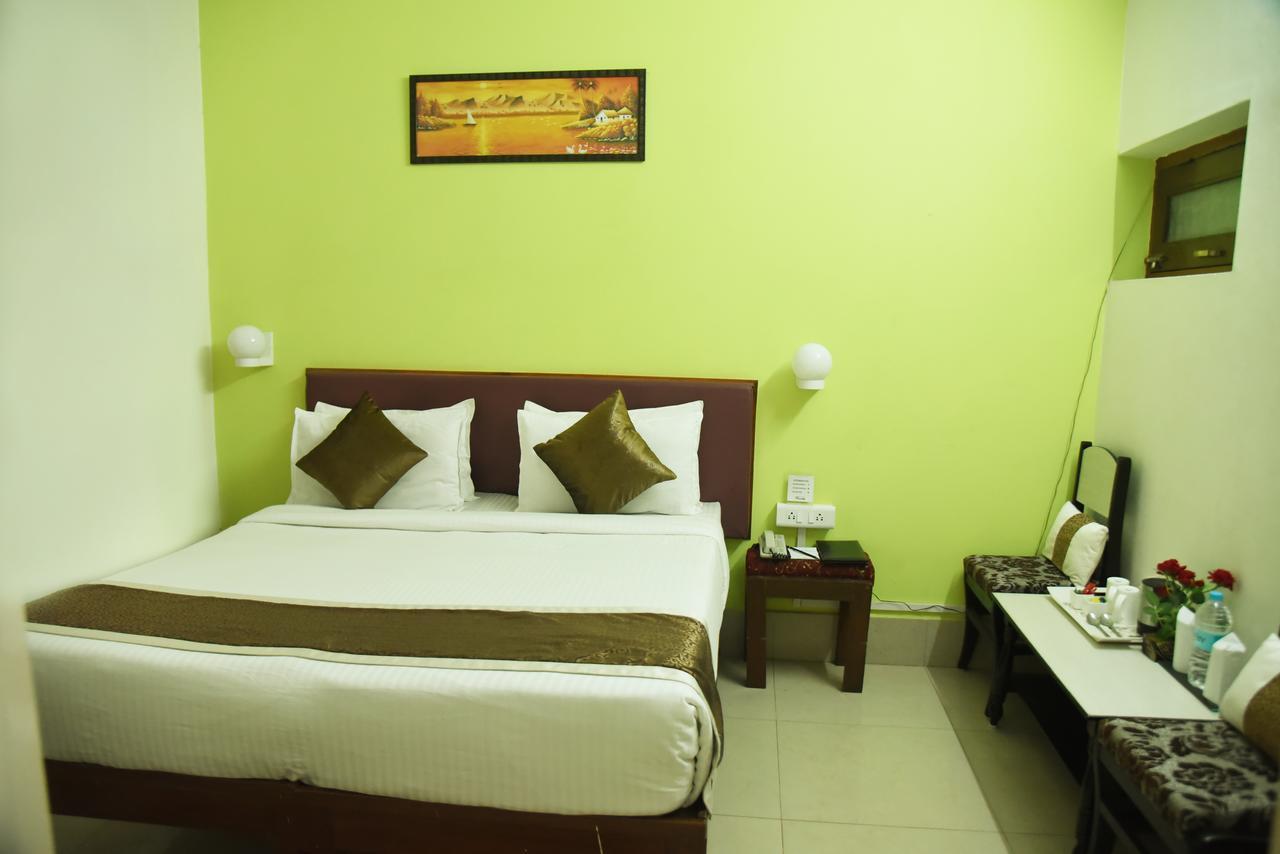 Rnb Select Vijay Delux Hotel Sultanpur  Bagian luar foto