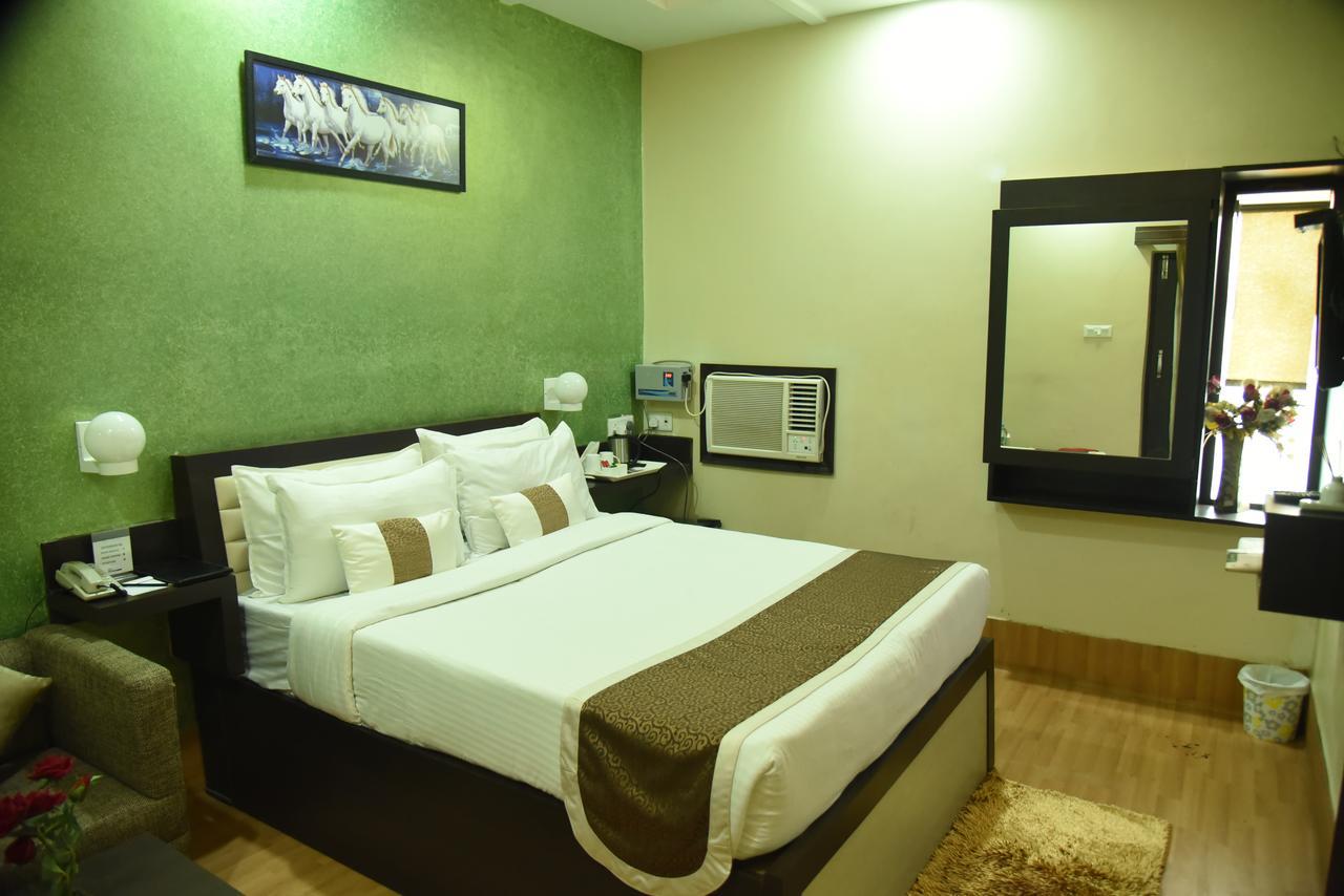 Rnb Select Vijay Delux Hotel Sultanpur  Bagian luar foto