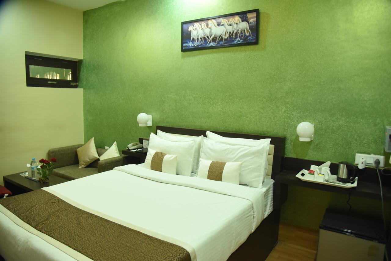 Rnb Select Vijay Delux Hotel Sultanpur  Bagian luar foto