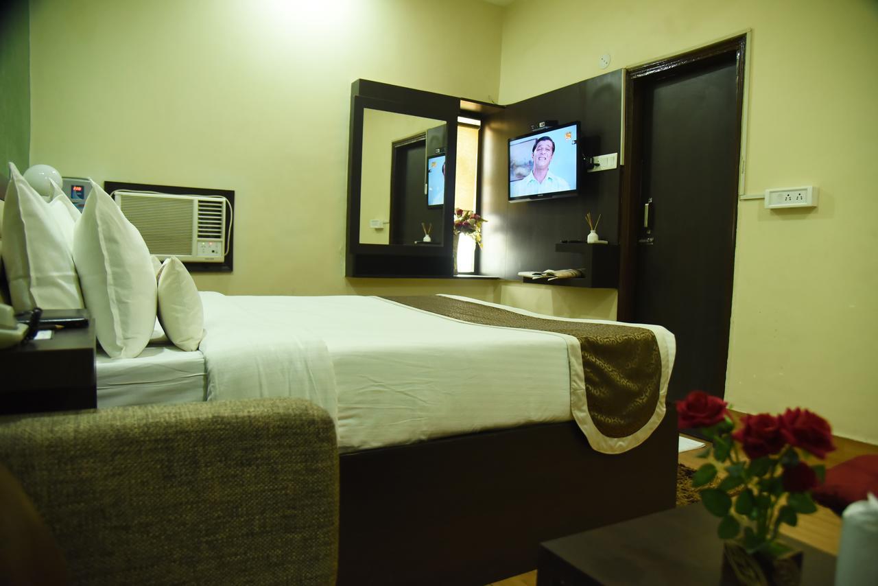 Rnb Select Vijay Delux Hotel Sultanpur  Bagian luar foto