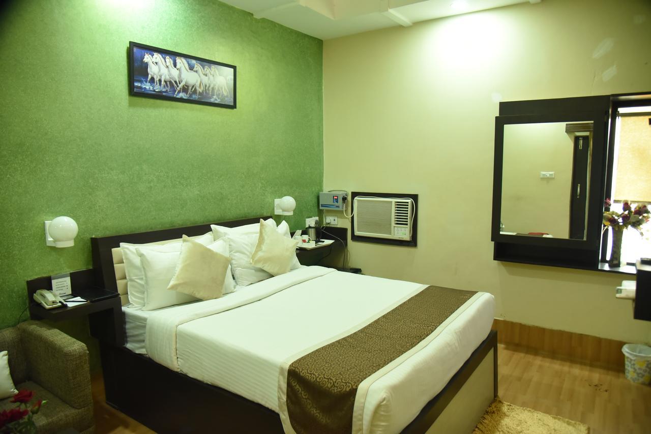 Rnb Select Vijay Delux Hotel Sultanpur  Bagian luar foto