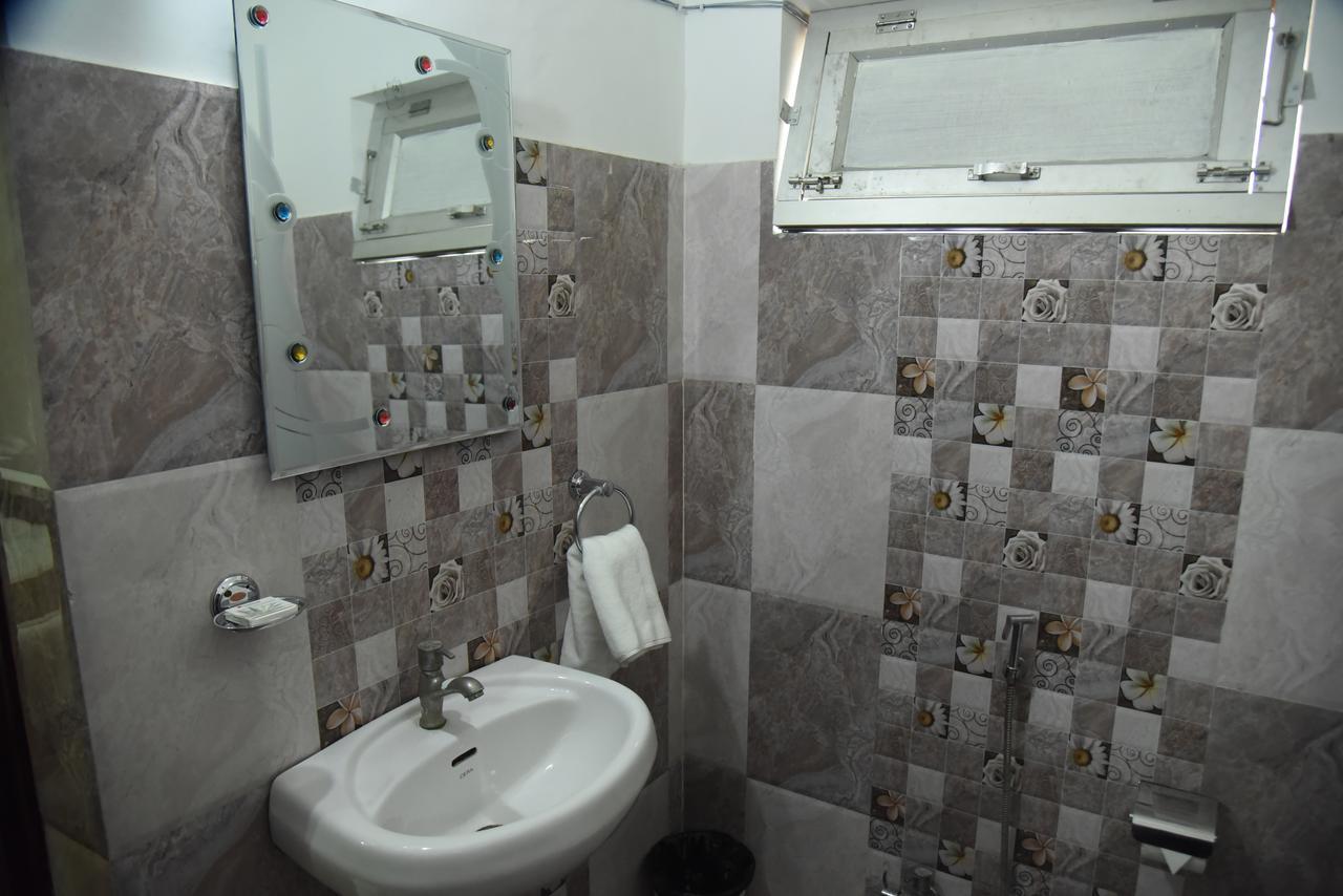 Rnb Select Vijay Delux Hotel Sultanpur  Bagian luar foto