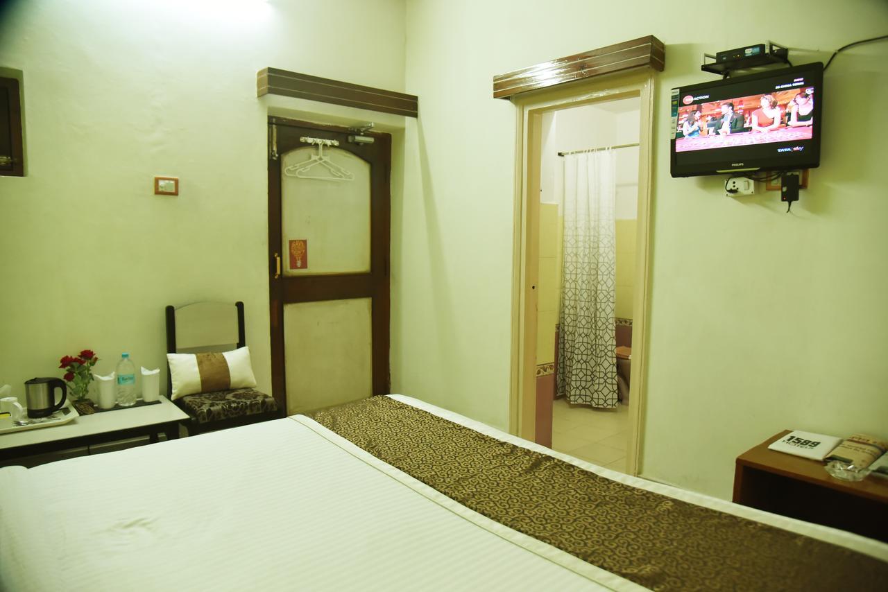 Rnb Select Vijay Delux Hotel Sultanpur  Bagian luar foto
