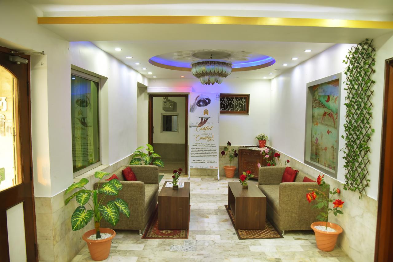 Rnb Select Vijay Delux Hotel Sultanpur  Bagian luar foto